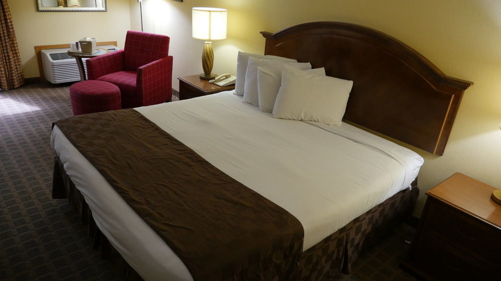 At Grand Glaize Hotel